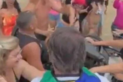 Bolsonaro Surpreende na Praia e e recebido com Ovacao pela.jpg