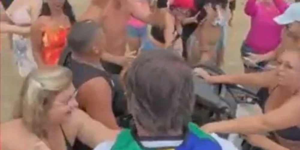 Bolsonaro Surpreende na Praia e e recebido com Ovacao pela.jpg