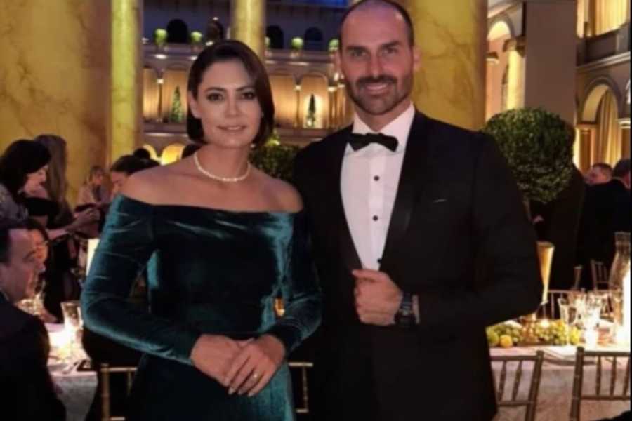 Bolsonaro posta foto de Michelle e Eduardo nos EUA Grande.jpg