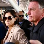 Bolsonaro se Emociona ao acompanhar Michelle no Aeroporto veja o.jpg