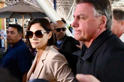 Bolsonaro se Emociona ao acompanhar Michelle no Aeroporto veja o.jpg