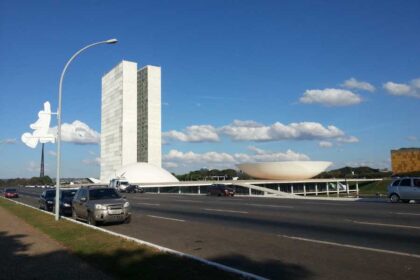 Brasil gasta R435 Milhoes em aluguel de carros para deputados.jpg