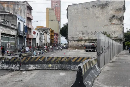 comuda-sp-denuncia-violacoes-com-muro-na-cracolandia