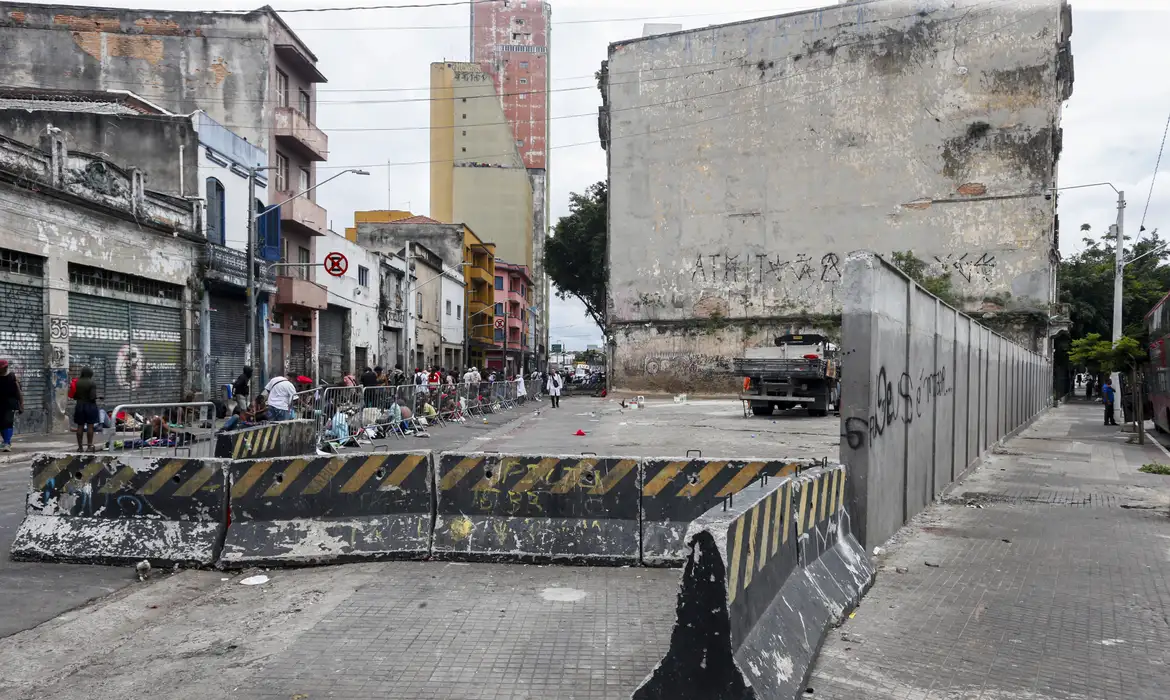 comuda-sp-denuncia-violacoes-com-muro-na-cracolandia