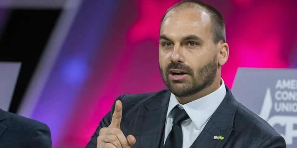Eduardo Bolsonaro Moraes tenta sufocar oposicao e pode perder visto.jpg