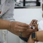 sem-gotinha-entenda-como-fica-novo-esquema-de-vacina-contra-a-polio-substituicao-da-dose-oral-pela-injetavel-tem-aval-da-oms-foto-rovena-rosa-abr-tvt-news