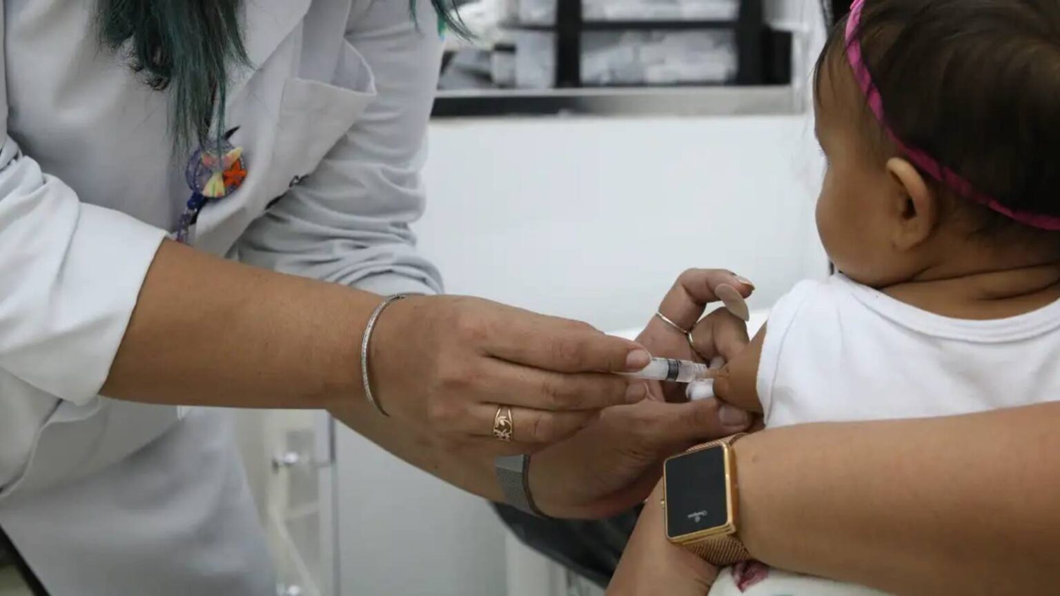 sem-gotinha-entenda-como-fica-novo-esquema-de-vacina-contra-a-polio-substituicao-da-dose-oral-pela-injetavel-tem-aval-da-oms-foto-rovena-rosa-abr-tvt-news