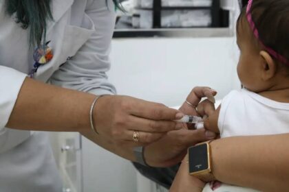 sem-gotinha-entenda-como-fica-novo-esquema-de-vacina-contra-a-polio-substituicao-da-dose-oral-pela-injetavel-tem-aval-da-oms-foto-rovena-rosa-abr-tvt-news