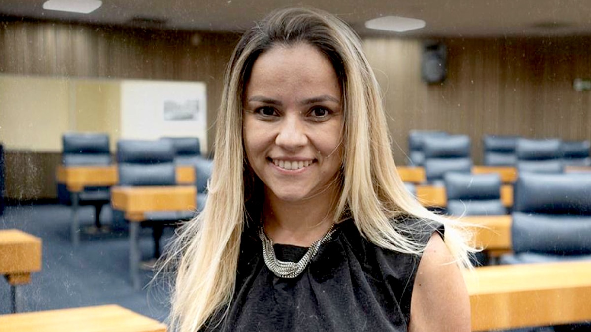 Ex vereadora que levou privada e pia de gabinete toma atitude.jpg