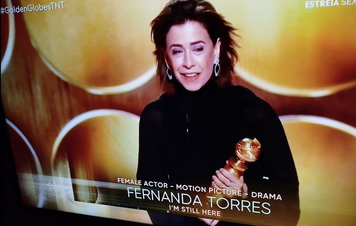 fernanda-torres-vence-globo-de-ouro-fernanda-torres-vence-globo-de-ouro-na-categoria-melhor-atriz-em-filme-de-drama-imagem-reproducao-tnt-tvt-news