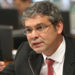 Lindbergh Farias lider do PT tenta desqualificar a direita e.png