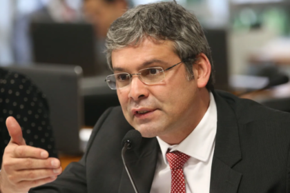 Lindbergh Farias lider do PT tenta desqualificar a direita e.png