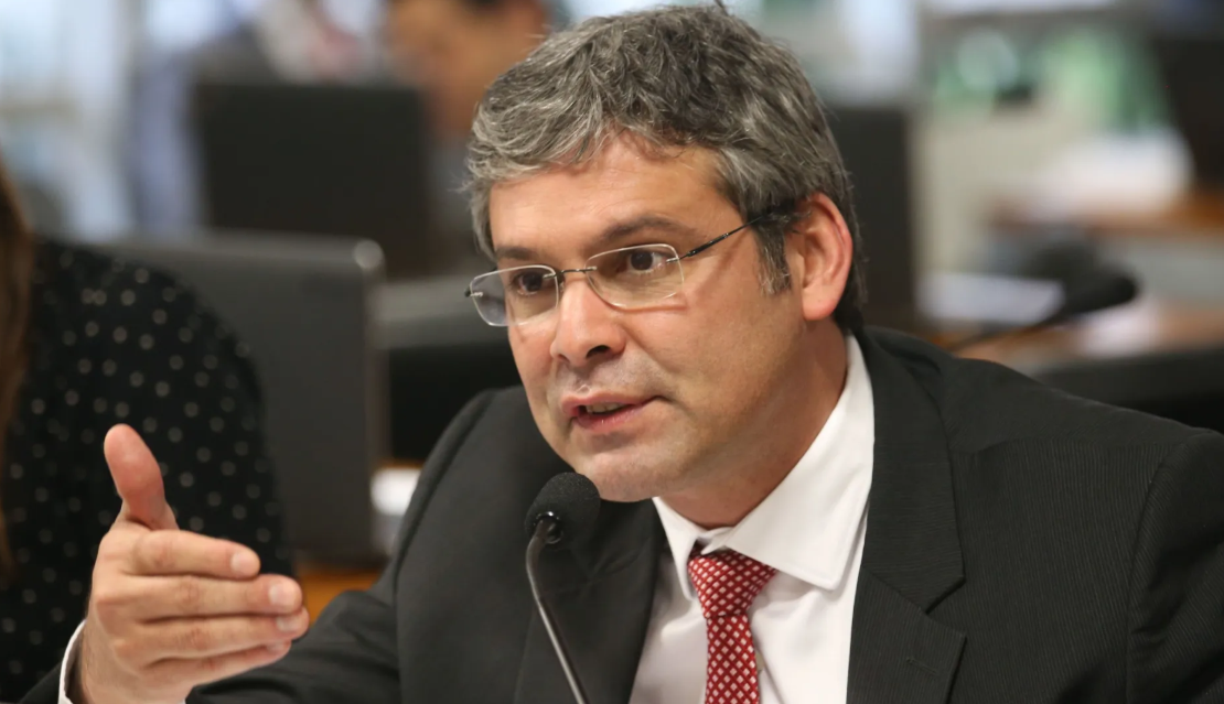 Lindbergh Farias lider do PT tenta desqualificar a direita e.png