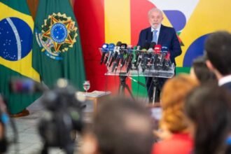 Lula nega rombo fiscal e promete transformar Brasil em país de classe média 7 Lula nega rombo fiscal e promete transformar Brasil em pais.jpg