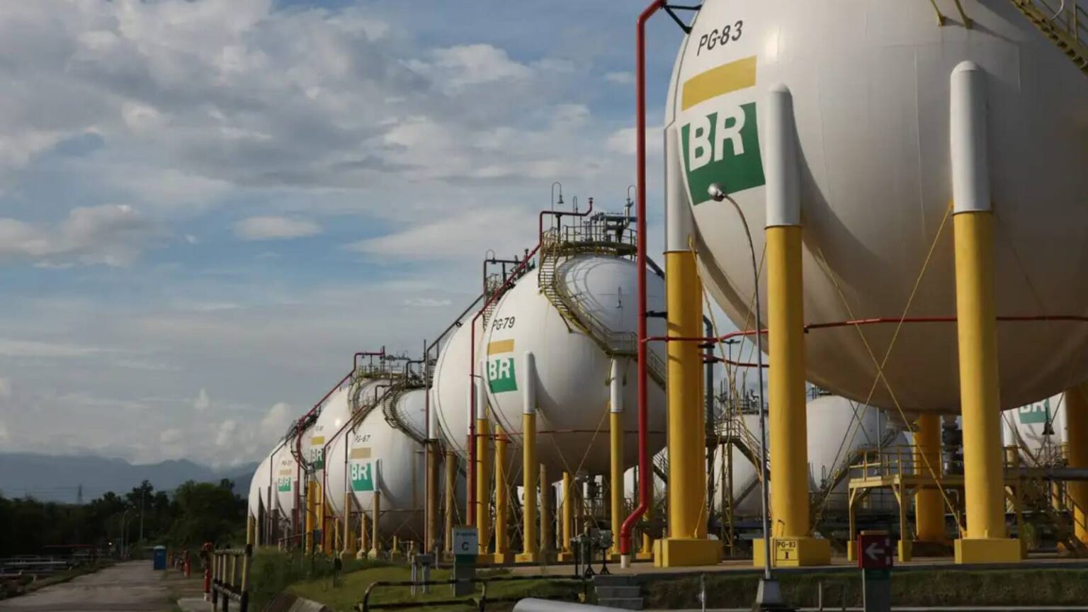 nas-refinarias-da-petrobras-combustiveis-fecham-2024-com-queda-de-mais-de-20-por-cento-em-relacao-ao-extinto-ppi-gasolina-fechou-o-ano-com-queda-de-0-9-por-cento-foto-andre-motta-de-souza-agencia-petrobras-tvt-news