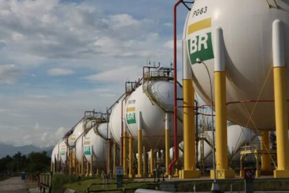 nas-refinarias-da-petrobras-combustiveis-fecham-2024-com-queda-de-mais-de-20-por-cento-em-relacao-ao-extinto-ppi-gasolina-fechou-o-ano-com-queda-de-0-9-por-cento-foto-andre-motta-de-souza-agencia-petrobras-tvt-news