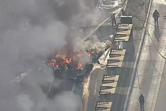 Aviao de pequeno porte cai sobre onibus em SP.webp.webp
