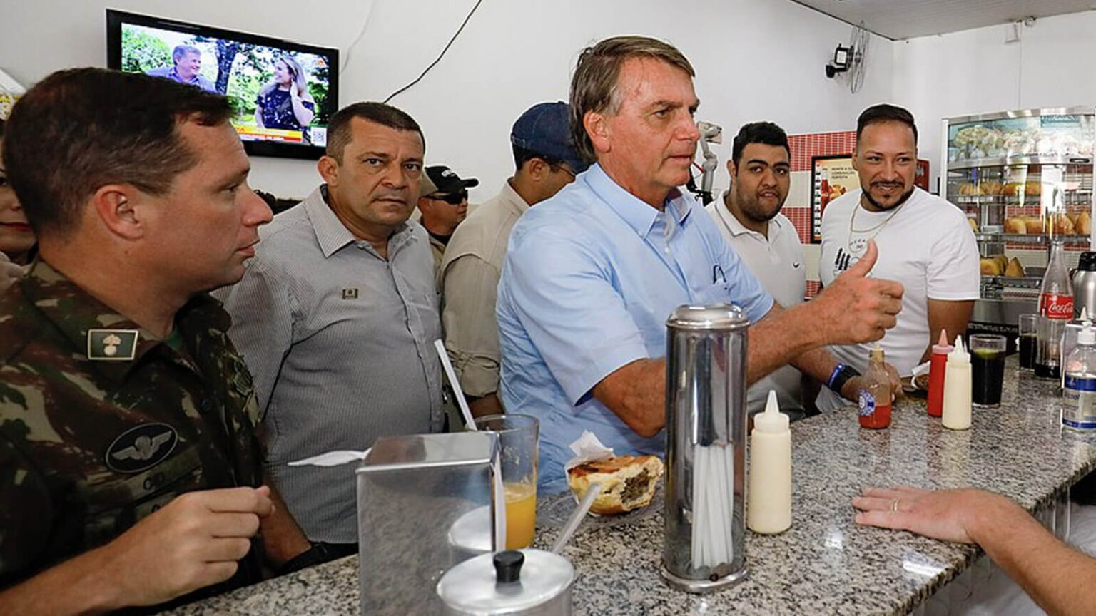 joias-foram-vendidas-para-pagar-indenizacao-a-deputada-e-multas-de-bolsonaro-mauro-cid-e-bolsonaro-em-2022-alan-santos-pr-tvt-news