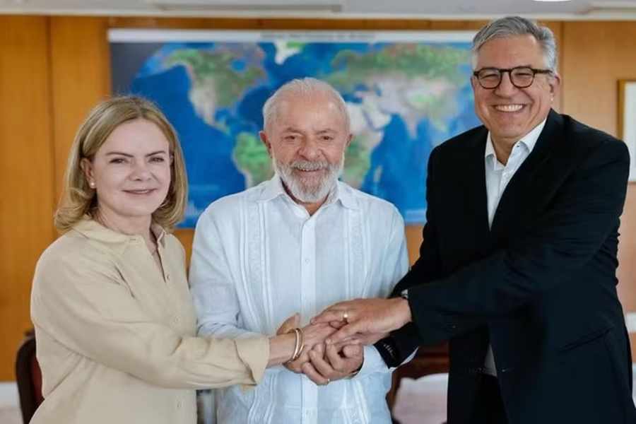 Lula define Gleisi Hoffmann como substituta de Padilha na articulacao.jpg