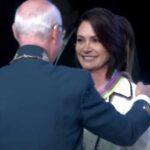 Michelle Bolsonaro e condecorada com medalha que ja homenageou Silvio.jpg