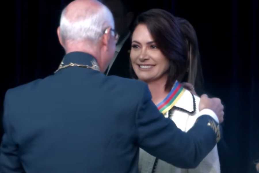 Michelle Bolsonaro e condecorada com medalha que ja homenageou Silvio.jpg