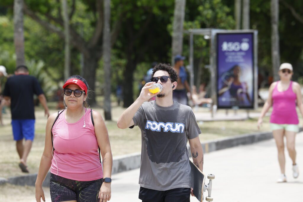 rio-de-janeiro-frequentadores-se-refrescam-na-praia-do-flamengo-durante-semana-com-alerta-de-calor-extremo-creditos-fernando-frazao-agencia-brasil-tvt-news