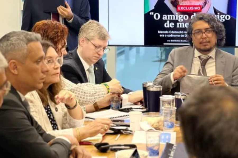 Relator de orgao da OEA se reune com parlamentares da.jpg