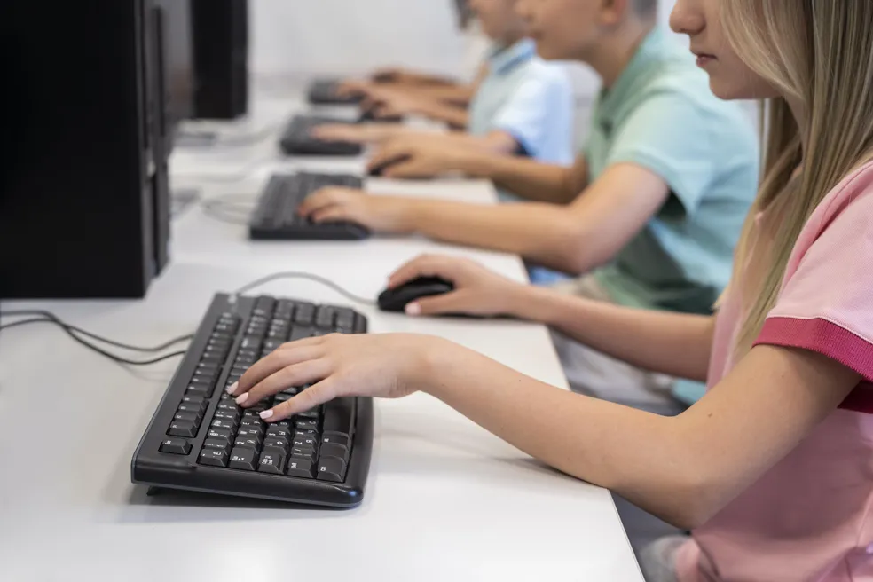 smte curso de informatica computador criancas tendo aula de educacao tecnologica tecnologia freepik