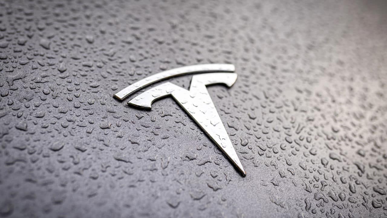 A doenca da esquerda ataques as lojas da Tesla exibem.jpg