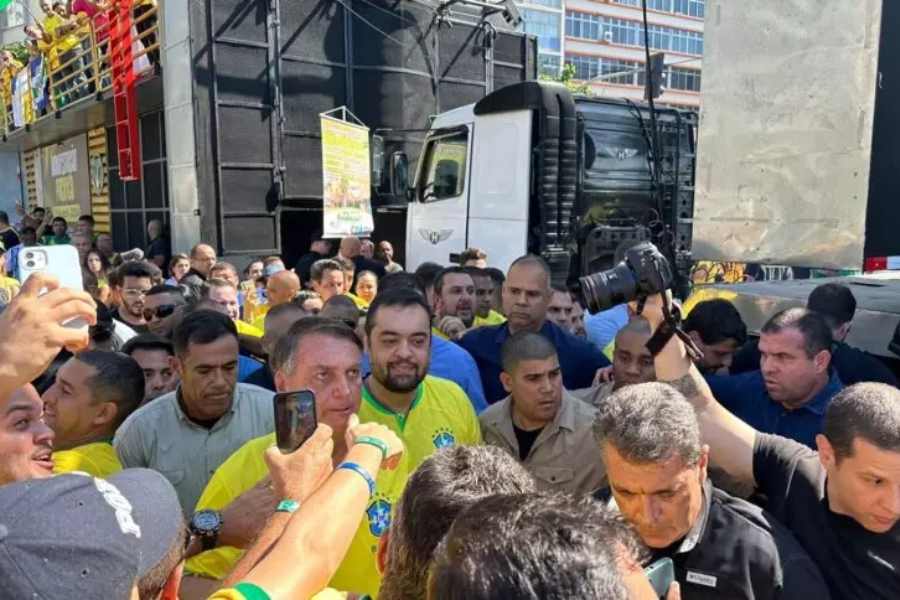 AO VIVO Bolsonaro faz ato com apoiadores em Copacabana acompanhe.jpg