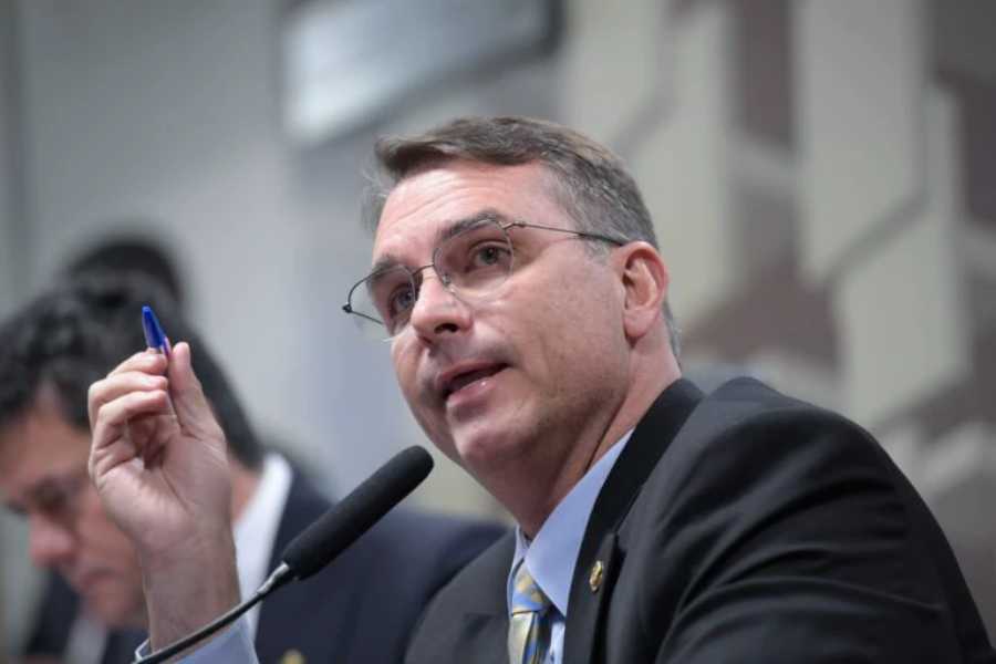Flavio Bolsonaro afirma que Lula esta aparelhando o STM.jpg