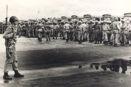 golpe-de-31-de-março-61-anos-depois-soldados-reunidos-em-um-pátio-em-brasília-esperando-para-patrulhar-em-frente-ao-congresso-nacional-foto-arquivo-nacional-fundo-correio-da-manhã-tvt-news