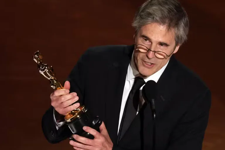 ainda-estou-aqui-vence-oscar-de-melhor-filme-internacional-walter-salles-dedica-o-oscar-a-eunice-paiva-foto-kevin-winter-getty-images-north-america-via-ministerio-da-cultura-tvt-news