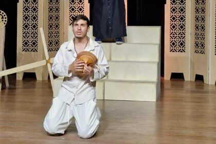 o-pagador-de-promessas-ganha-nova-montagem-no-teatro-bibi-ferreira-em-sp-pagador-de-promessas-kevin-mello-em-cena-foto-divulgacao-tvt-news