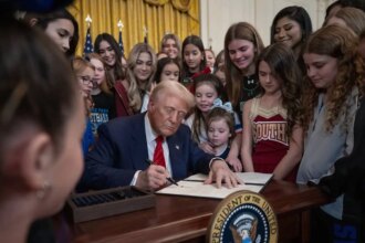 trump-inicia-desmonte-do-departamento-de-educacao-decreto-retira-verbas-e-funcionarios-do-departamento-foto-casa-branca-tvt-news