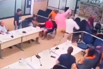 VIDEO vereadores trocam socos e empurroes dentro de plenario apos.jpg