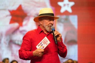 trabalho-de-base-aprenda-como-fazer-em-16-minutos-presidente-lula-em-ato-politico-com-a-cartilha-passo-a-passo-do-trabalho-de-base-foto-sergio-silva-fpa-tvt-news