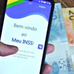 Meu INSS aplicativo e dinheiro ao fundo - Créditos: depositphotos.com / thenews2.com