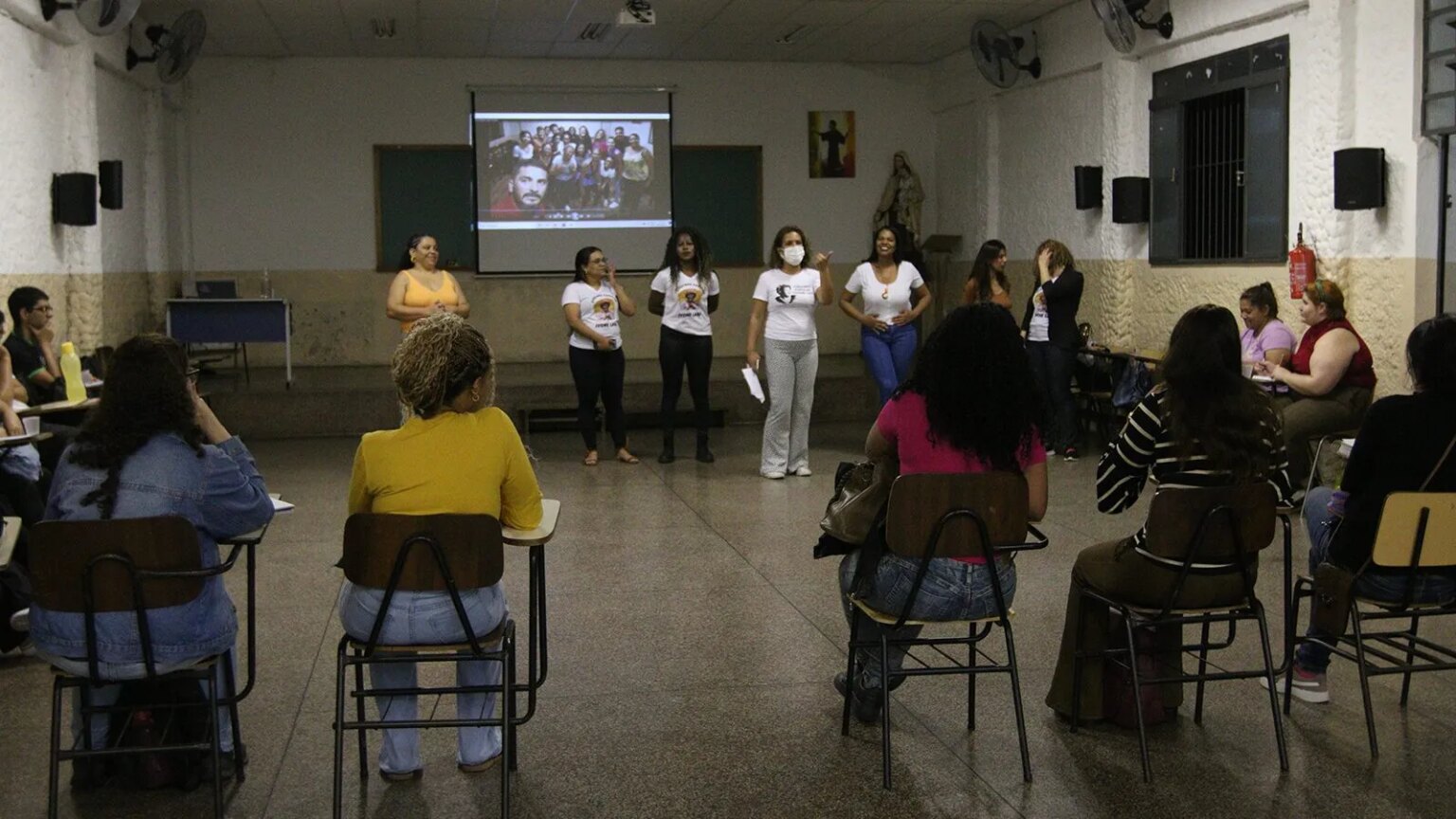 58 catadores de SP sao diplomados com metodo de Paulo.jpg