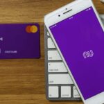 Cartão de crédito e aplicativo da Nubank - Créditos: depositphotos.com / julioricco