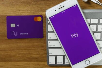 Cartão de crédito e aplicativo da Nubank - Créditos: depositphotos.com / julioricco