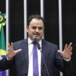 Alvo de cassacao Glauber Braga passa a noite no chao.jpg