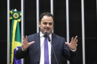 Alvo de cassacao Glauber Braga passa a noite no chao.jpg