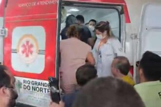 Apoiadores rezam Pai Nosso ao ver Bolsonaro em ambulancia video.jpg