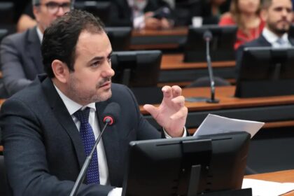 Apos greve de fome deputado Glauber Braga passa a noite.jpg