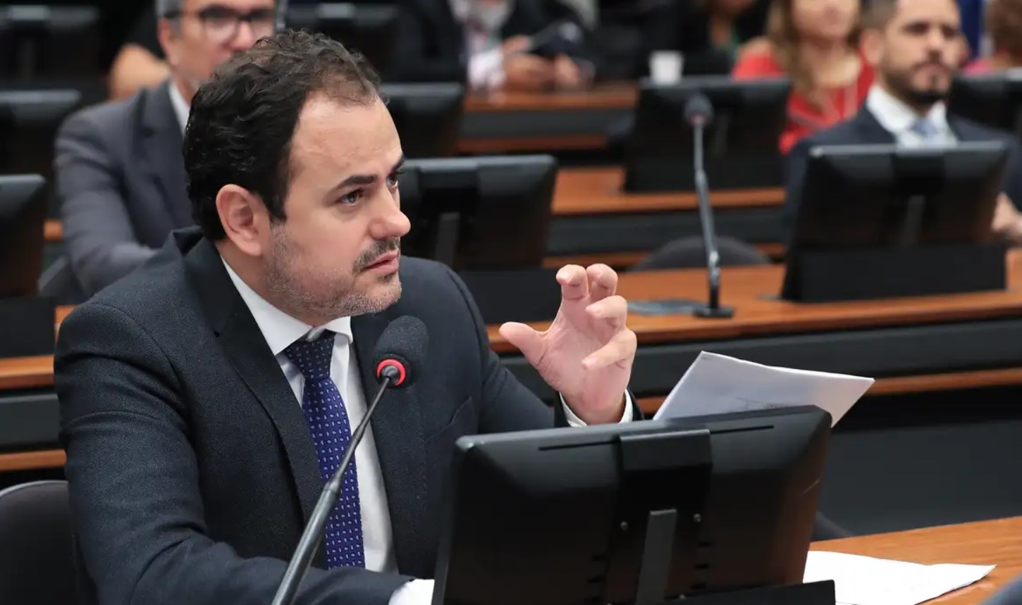 Apos greve de fome deputado Glauber Braga passa a noite.jpg
