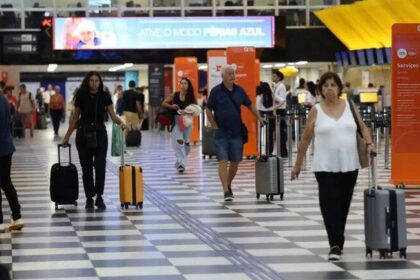 aposentados-ja-reservaram-35-4-mil-passagens-com-o-voa-brasil-as-companhias-aereas-oferecem-passagens-de-ate-r$200-que-podem-ser-adquiridas-por-meio-da-plataforma-do-voa-brasil-foto-rovena-rosa-agencia-brasil