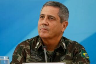 Braga Netto recebe Sostenes na prisao e o parabeniza por.jpg