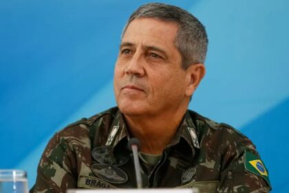 Braga Netto recebe Sostenes na prisao e o parabeniza por.jpg