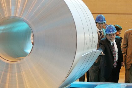 trump-assina-decreto-que-impoe-tarifas-de-25-sobre-aco-e-aluminio-presidente-lula-visita-fabrica-de-aluminio-em-2006-brasil-e-um-dos-maiores-fornecedores-dos-eua-foto-ricardo-stuckert-pr-tvt-news